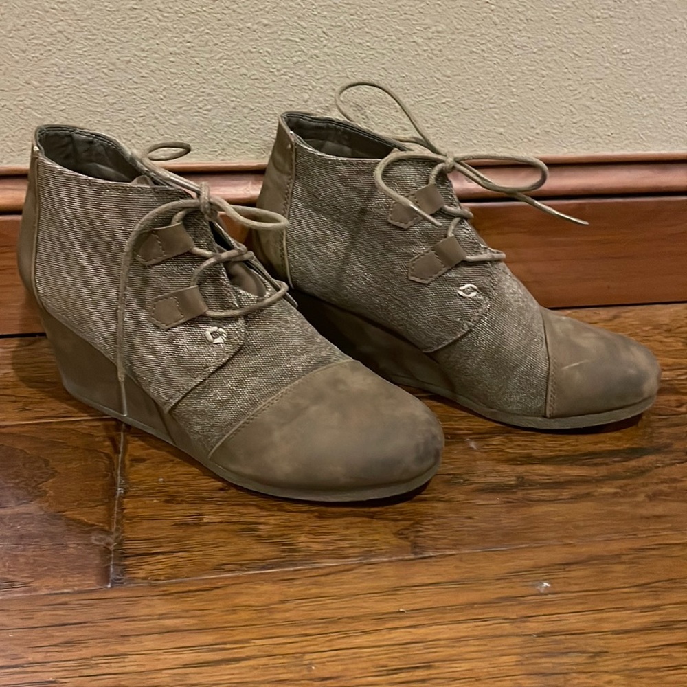 Size 7.5 Pierre Dumas ankle boots